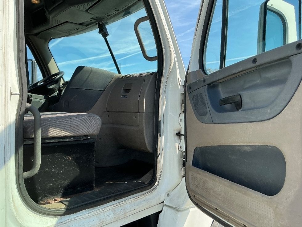 Day Cab Tractor-Heavy Duty Tractors-Freightliner-2019-Cascadia 12564ST-Elkhart-IN-176,947\n\t\tmiles-$ 46,000 - Image 12