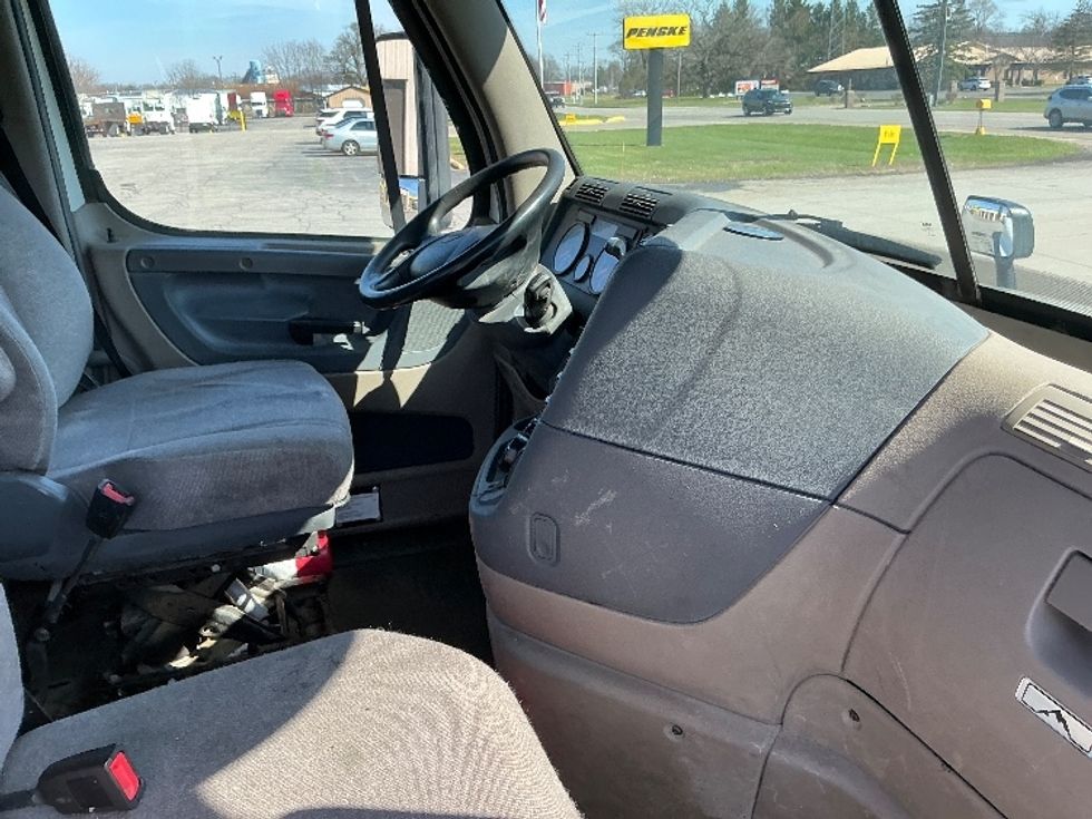 Day Cab Tractor-Heavy Duty Tractors-Freightliner-2019-Cascadia 12564ST-Elkhart-IN-176,947\n\t\tmiles-$ 46,000 - Image 14