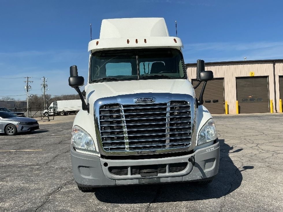 Day Cab Tractor-Heavy Duty Tractors-Freightliner-2019-Cascadia 12564ST-Elkhart-IN-176,947\n\t\tmiles-$ 46,000 - Image 2