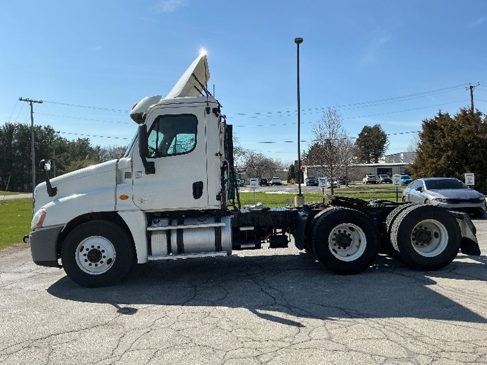 Day Cab Tractor-Heavy Duty Tractors-Freightliner-2019-Cascadia 12564ST-Elkhart-IN-176,947\n\t\tmiles-$ 46,000 - Image 4