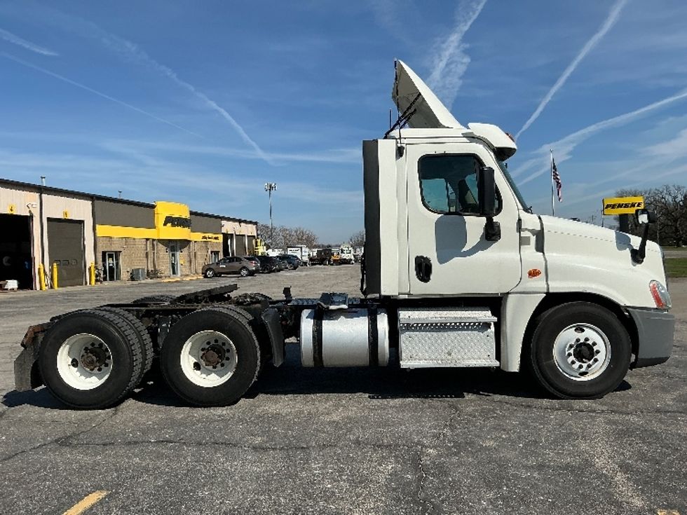 Day Cab Tractor-Heavy Duty Tractors-Freightliner-2019-Cascadia 12564ST-Elkhart-IN-176,947\n\t\tmiles-$ 46,000 - Image 8