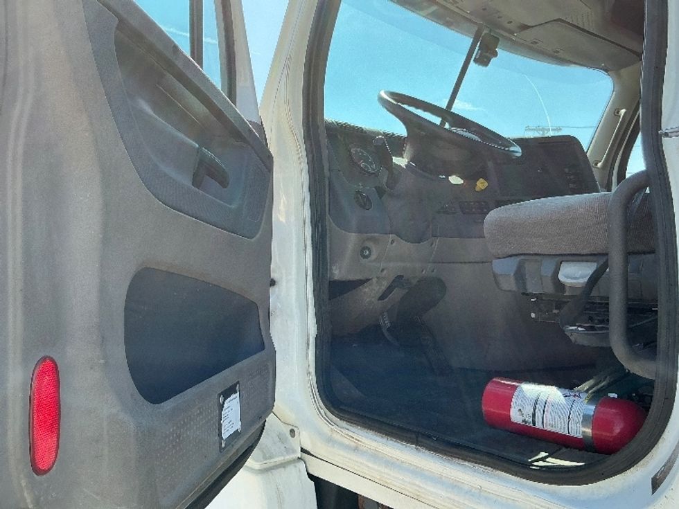 Day Cab Tractor-Heavy Duty Tractors-Freightliner-2019-Cascadia 12564ST-Elkhart-IN-176,947\n\t\tmiles-$ 46,000 - Image 9
