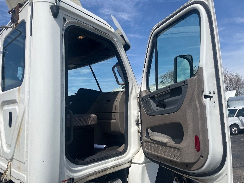 Day Cab Tractor-Heavy Duty Tractors-Freightliner-2019-Cascadia 12564ST-Elkhart-IN-193,980\n\t\tmiles-$ 40,750 - Image 12