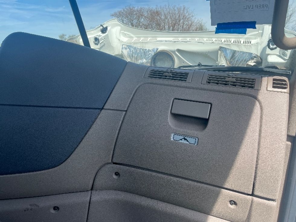 Day Cab Tractor-Heavy Duty Tractors-Freightliner-2019-Cascadia 12564ST-Elkhart-IN-193,980\n\t\tmiles-$ 40,750 - Image 13