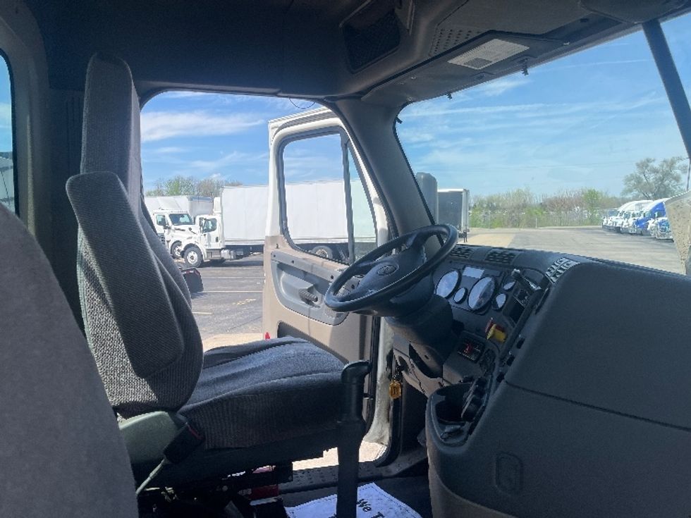 Day Cab Tractor-Heavy Duty Tractors-Freightliner-2019-Cascadia 12564ST-Elkhart-IN-193,980\n\t\tmiles-$ 40,750 - Image 14