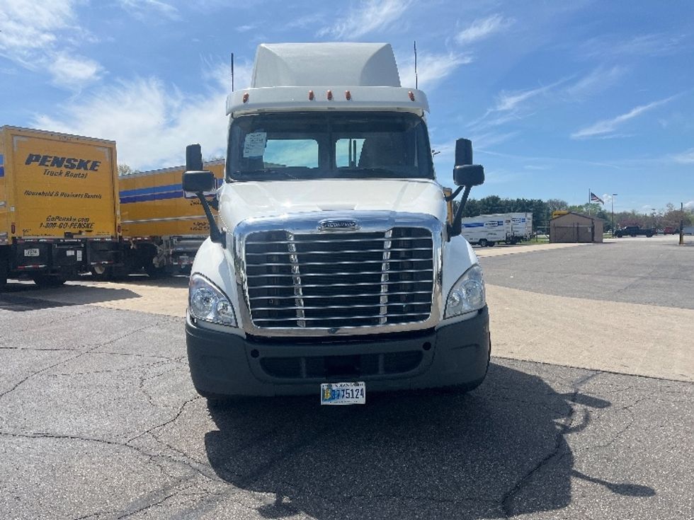 Day Cab Tractor-Heavy Duty Tractors-Freightliner-2019-Cascadia 12564ST-Elkhart-IN-193,980\n\t\tmiles-$ 40,750 - Image 2