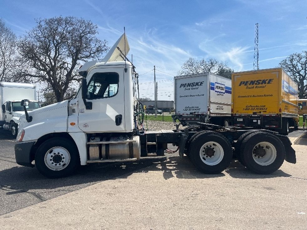 Day Cab Tractor-Heavy Duty Tractors-Freightliner-2019-Cascadia 12564ST-Elkhart-IN-193,980\n\t\tmiles-$ 40,750 - Image 4