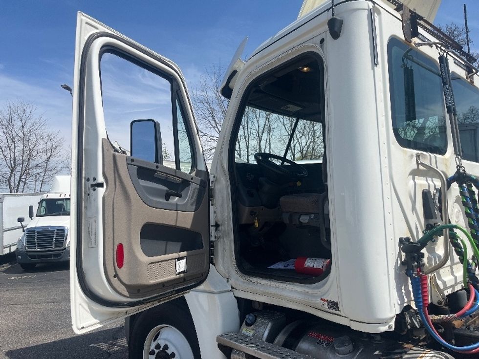 Day Cab Tractor-Heavy Duty Tractors-Freightliner-2019-Cascadia 12564ST-Elkhart-IN-193,980\n\t\tmiles-$ 40,750 - Image 9