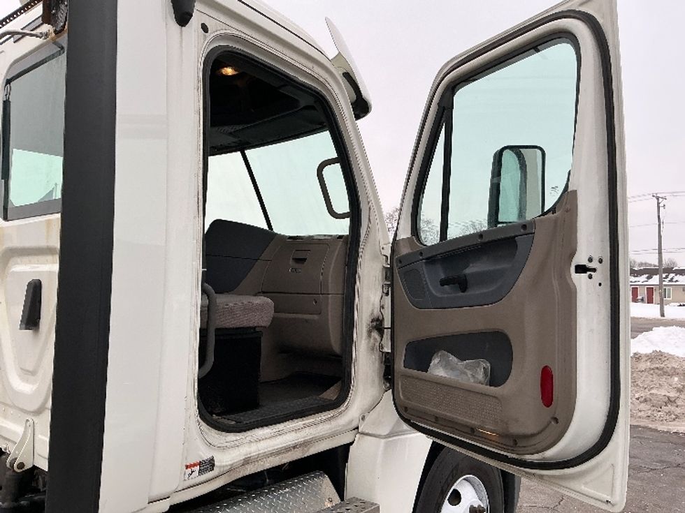 Day Cab Tractor-Heavy Duty Tractors-Freightliner-2019-Cascadia 12564ST-Elkhart-IN-211,390\n\t\tmiles-$ 45,500 - Image 12