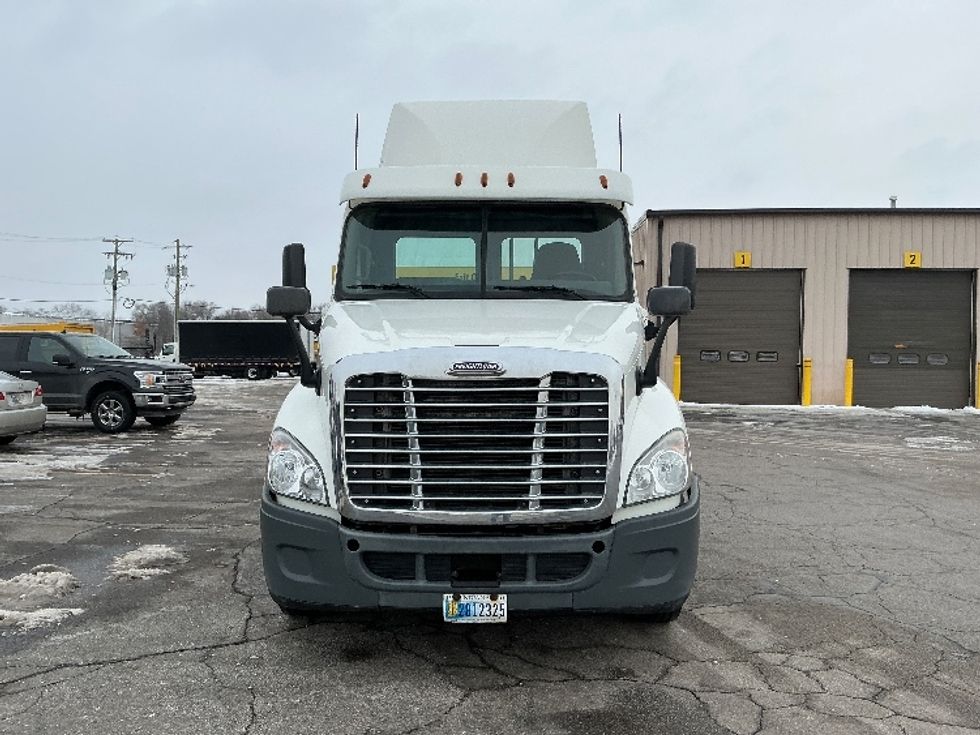 Day Cab Tractor-Heavy Duty Tractors-Freightliner-2019-Cascadia 12564ST-Elkhart-IN-211,390\n\t\tmiles-$ 45,500 - Image 2