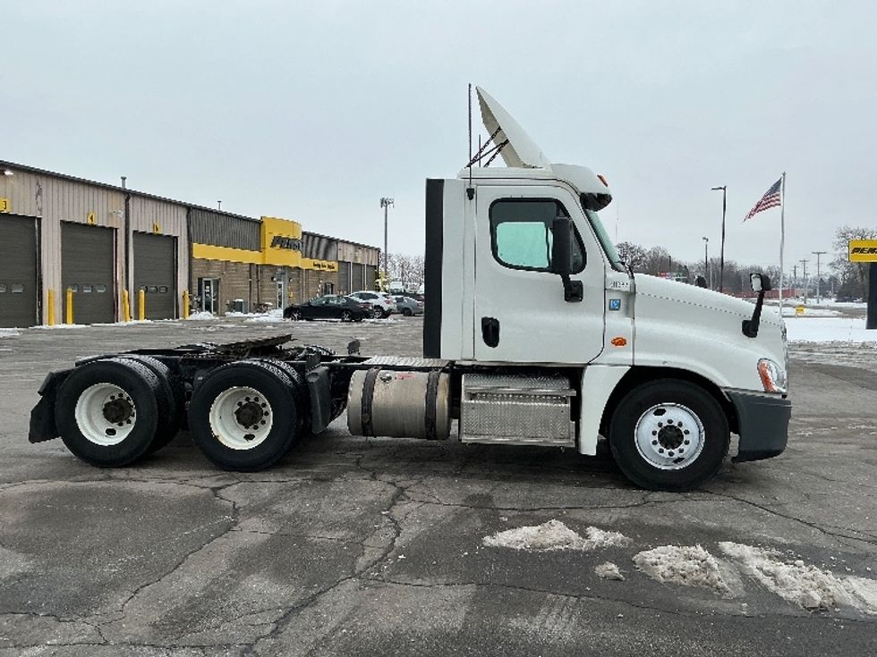 Day Cab Tractor-Heavy Duty Tractors-Freightliner-2019-Cascadia 12564ST-Elkhart-IN-211,390\n\t\tmiles-$ 45,500 - Image 8