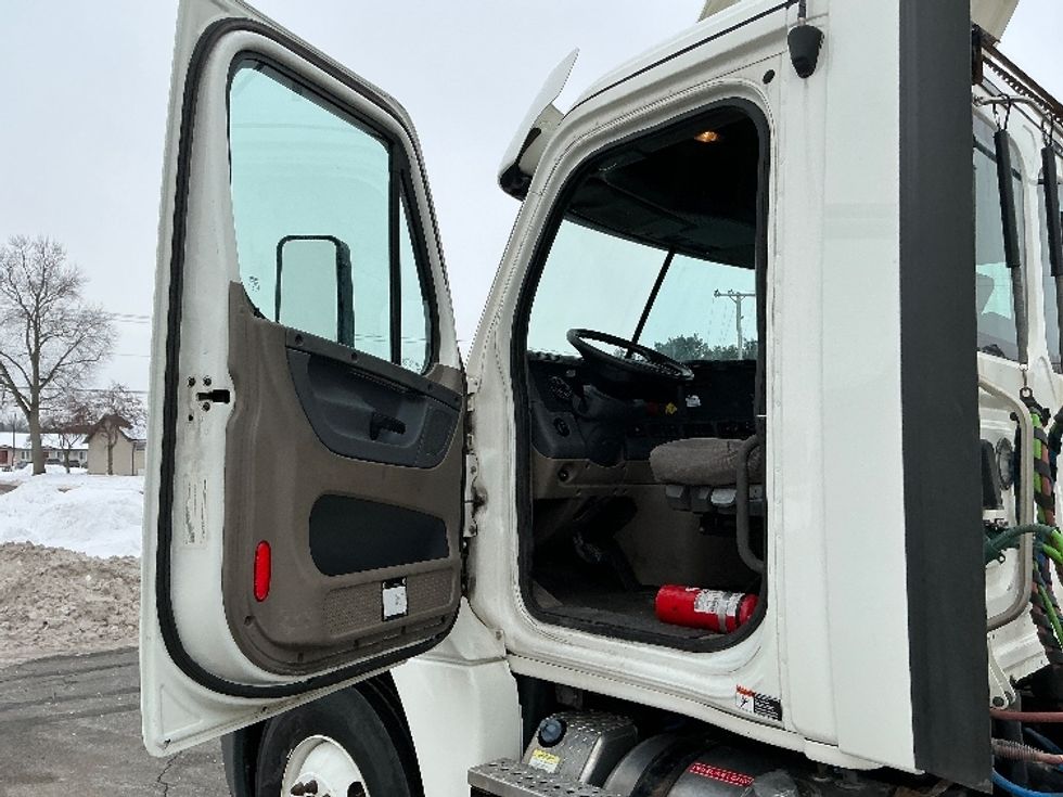 Day Cab Tractor-Heavy Duty Tractors-Freightliner-2019-Cascadia 12564ST-Elkhart-IN-211,390\n\t\tmiles-$ 45,500 - Image 9