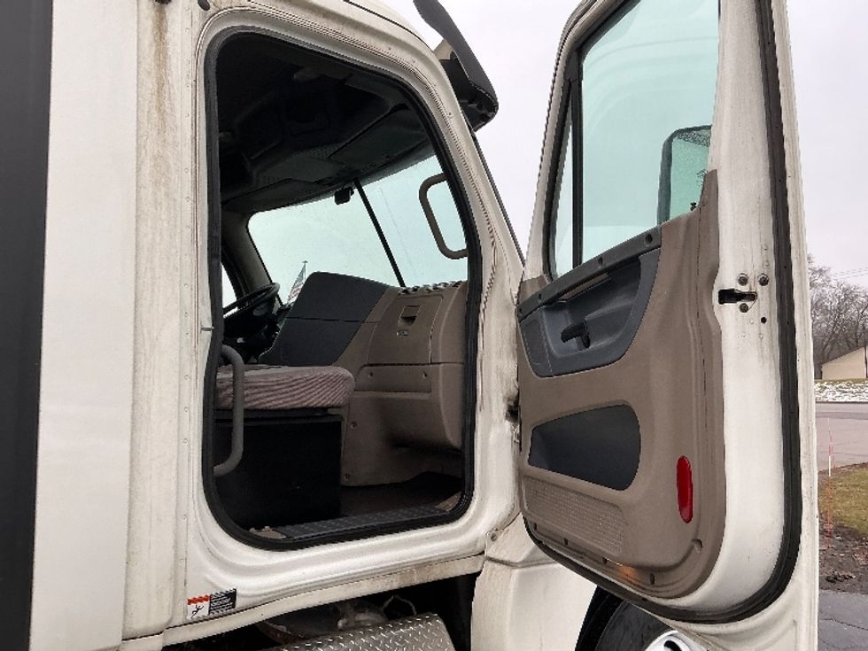 Day Cab Tractor-Heavy Duty Tractors-Freightliner-2019-Cascadia 12564ST-Elkhart-IN-224,289\n\t\tmiles-$ 45,750 - Image 12