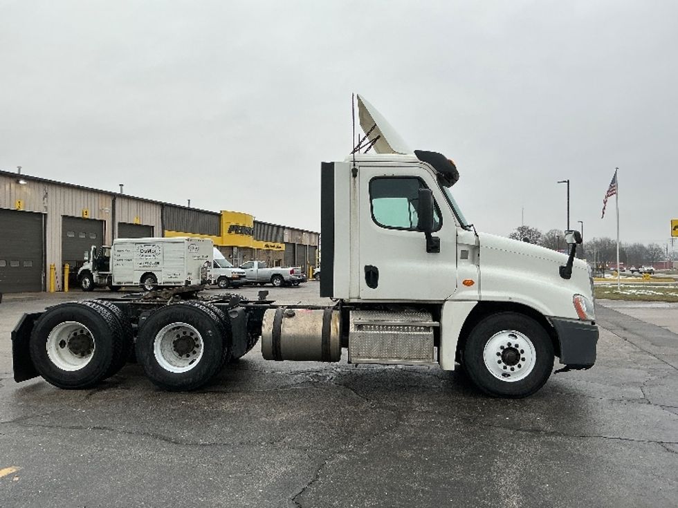 Day Cab Tractor-Heavy Duty Tractors-Freightliner-2019-Cascadia 12564ST-Elkhart-IN-224,289\n\t\tmiles-$ 45,750 - Image 8