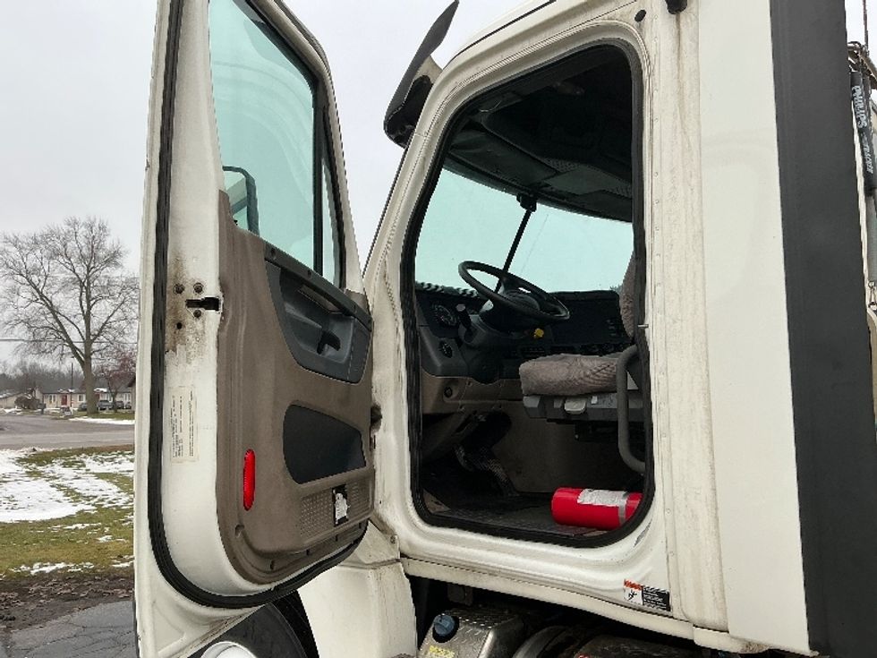 Day Cab Tractor-Heavy Duty Tractors-Freightliner-2019-Cascadia 12564ST-Elkhart-IN-224,289\n\t\tmiles-$ 45,750 - Image 9