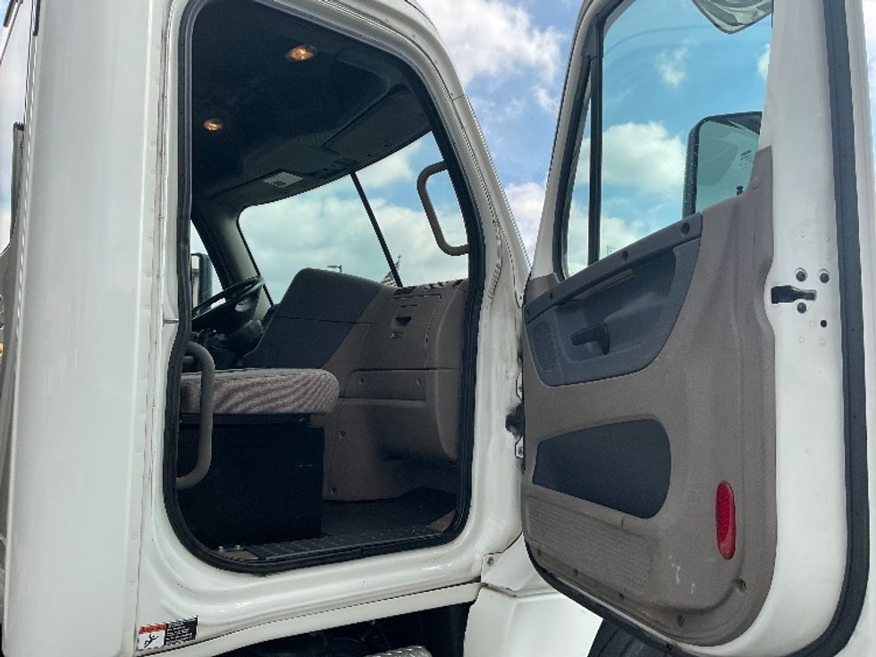 Day Cab Tractor-Heavy Duty Tractors-Freightliner-2019-Cascadia 12564ST-Elkhart-IN-241,623\n\t\tmiles-$ 44,500 - Image 12