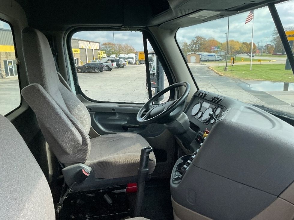 Day Cab Tractor-Heavy Duty Tractors-Freightliner-2019-Cascadia 12564ST-Elkhart-IN-241,623\n\t\tmiles-$ 44,500 - Image 14