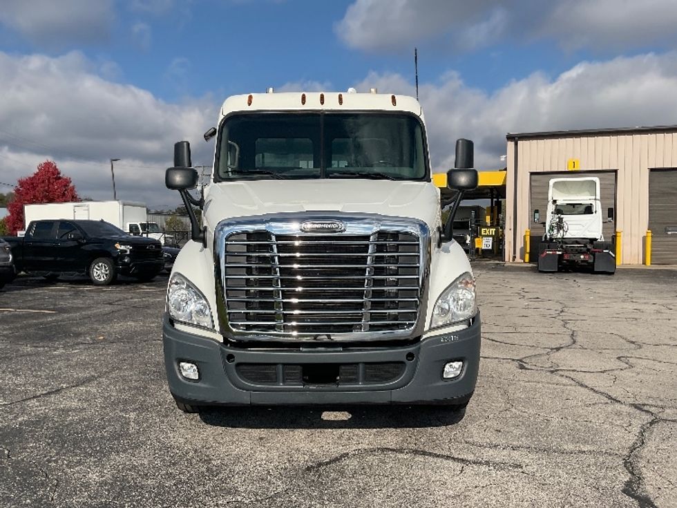 Day Cab Tractor-Heavy Duty Tractors-Freightliner-2019-Cascadia 12564ST-Elkhart-IN-241,623\n\t\tmiles-$ 44,500 - Image 2