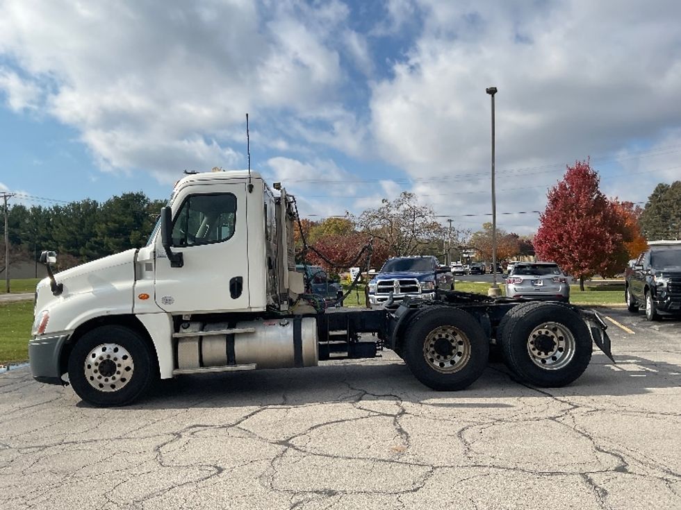 Day Cab Tractor-Heavy Duty Tractors-Freightliner-2019-Cascadia 12564ST-Elkhart-IN-241,623\n\t\tmiles-$ 44,500 - Image 4