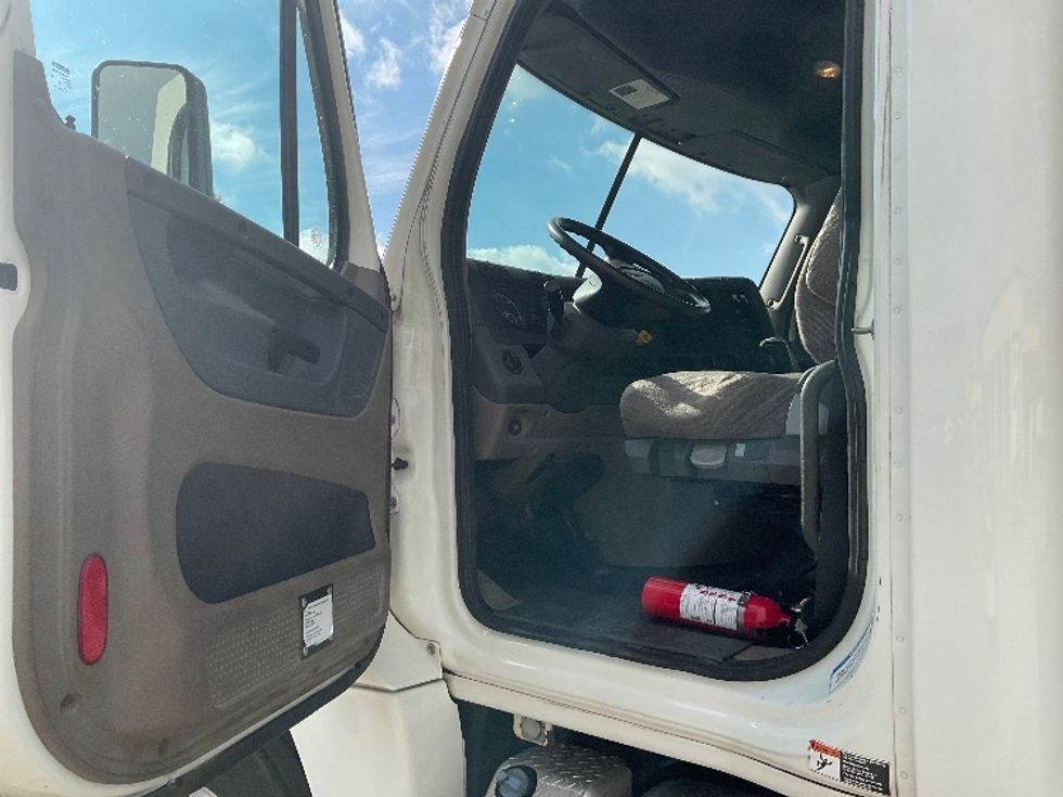 Day Cab Tractor-Heavy Duty Tractors-Freightliner-2019-Cascadia 12564ST-Elkhart-IN-241,623\n\t\tmiles-$ 44,500 - Image 9