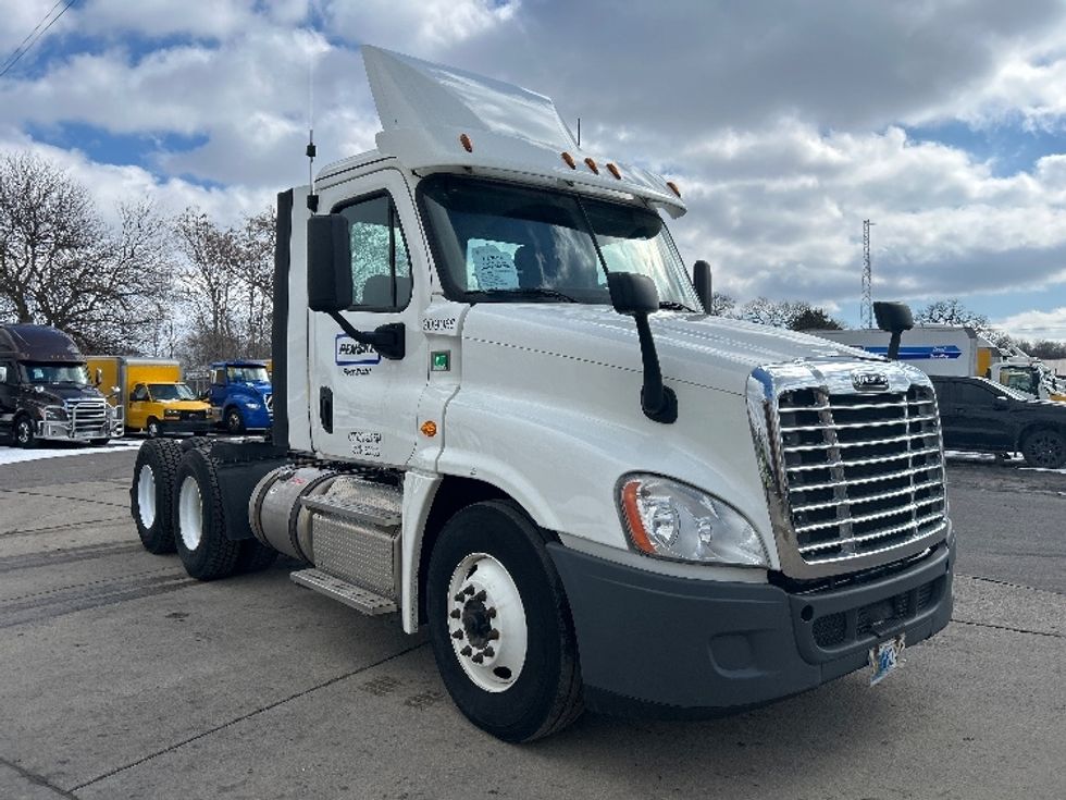 Day Cab Tractor-Heavy Duty Tractors-Freightliner-2019-Cascadia 12564ST-Elkhart-IN-249,621\n\t\tmiles-$ 43,500 - Image 1