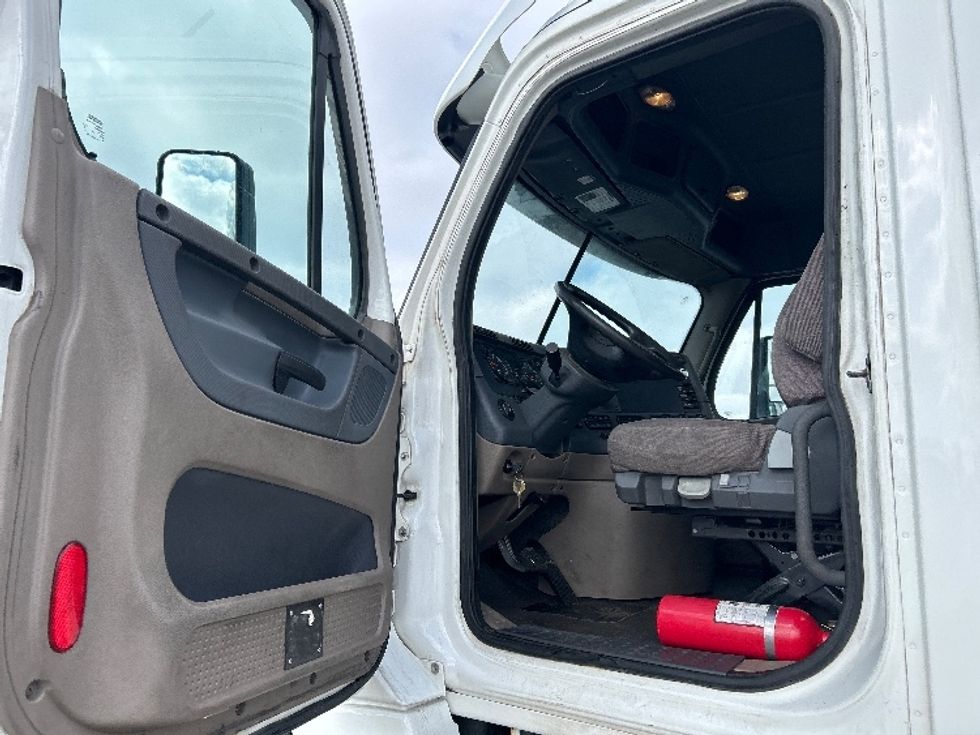 Day Cab Tractor-Heavy Duty Tractors-Freightliner-2019-Cascadia 12564ST-Elkhart-IN-249,621\n\t\tmiles-$ 43,500 - Image 10