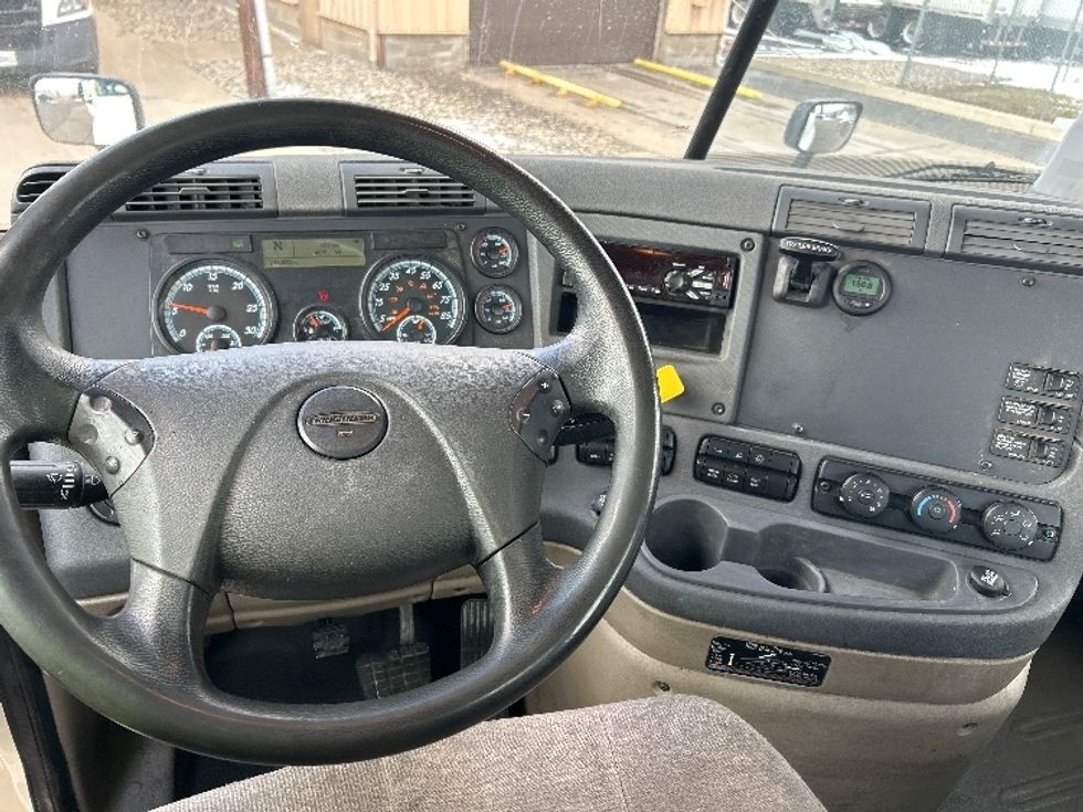 Day Cab Tractor-Heavy Duty Tractors-Freightliner-2019-Cascadia 12564ST-Elkhart-IN-249,621\n\t\tmiles-$ 43,500 - Image 11
