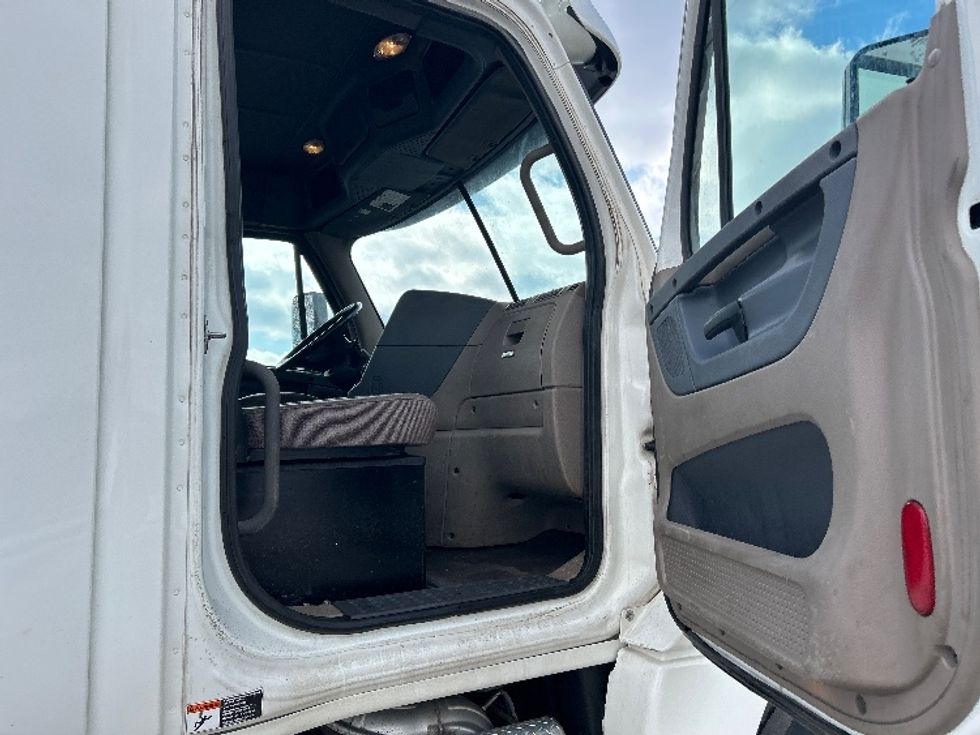 Day Cab Tractor-Heavy Duty Tractors-Freightliner-2019-Cascadia 12564ST-Elkhart-IN-249,621\n\t\tmiles-$ 43,500 - Image 12