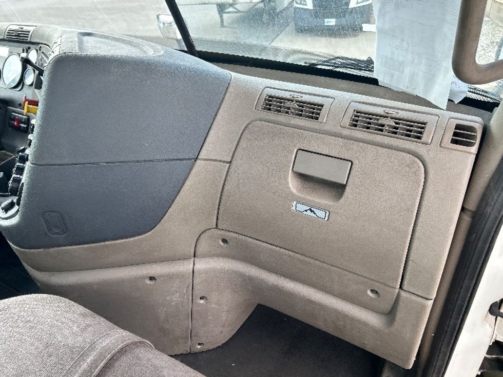 Day Cab Tractor-Heavy Duty Tractors-Freightliner-2019-Cascadia 12564ST-Elkhart-IN-249,621\n\t\tmiles-$ 43,500 - Image 13