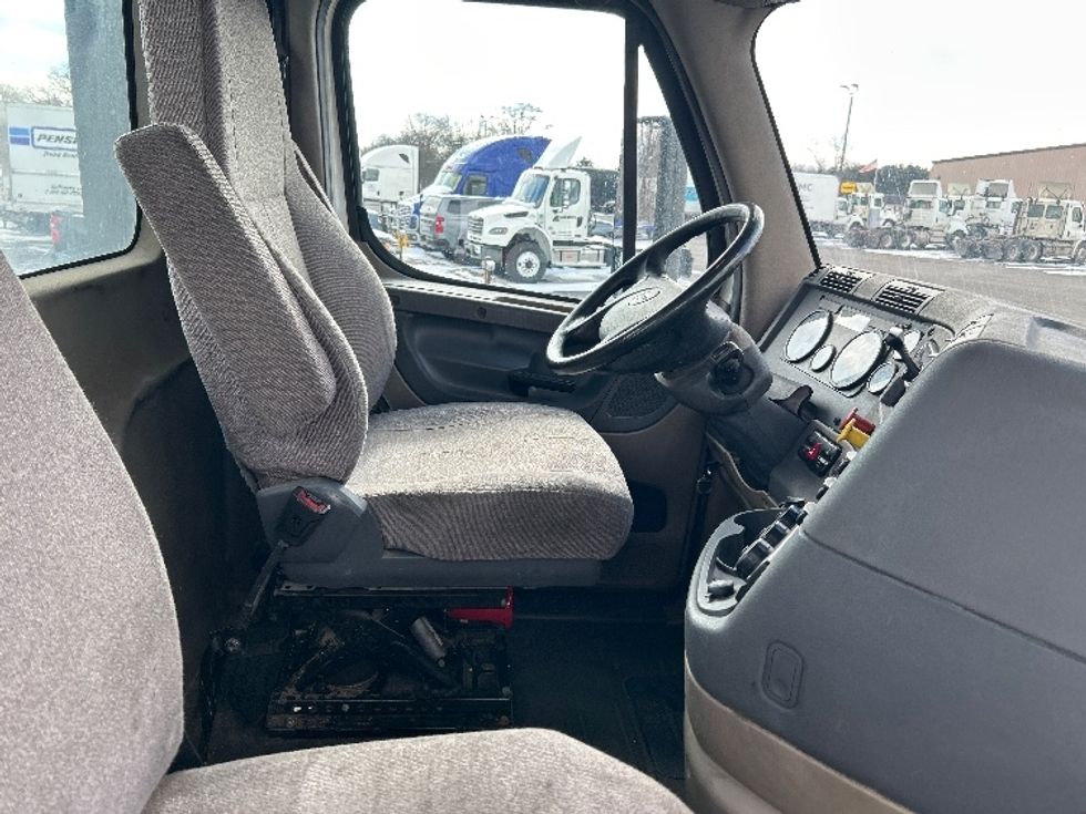 Day Cab Tractor-Heavy Duty Tractors-Freightliner-2019-Cascadia 12564ST-Elkhart-IN-249,621\n\t\tmiles-$ 43,500 - Image 14