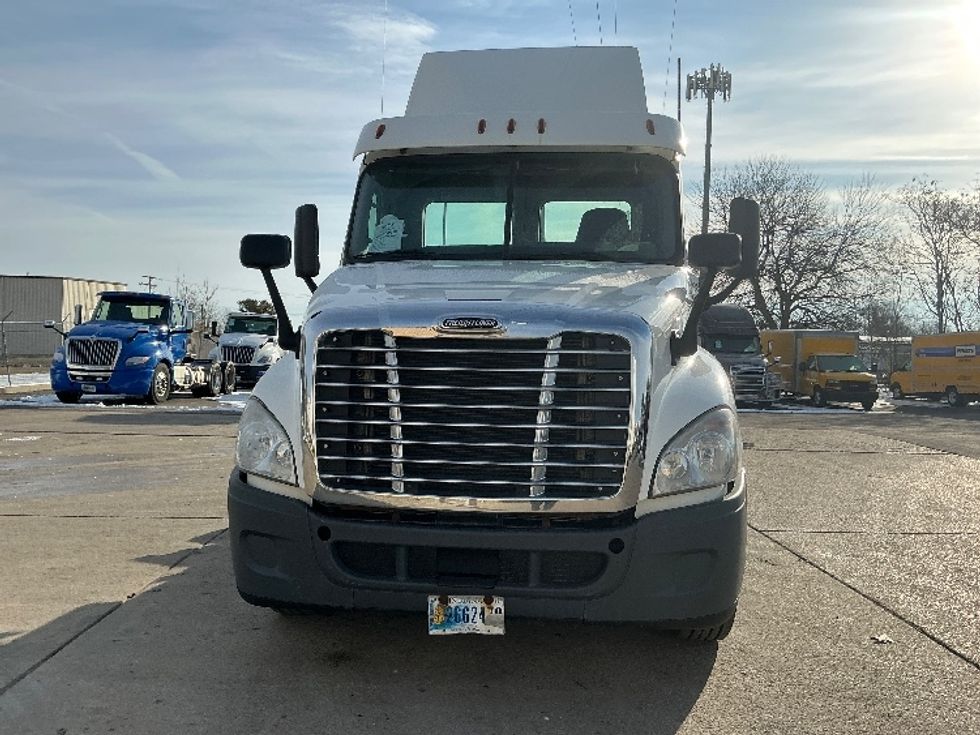 Day Cab Tractor-Heavy Duty Tractors-Freightliner-2019-Cascadia 12564ST-Elkhart-IN-249,621\n\t\tmiles-$ 43,500 - Image 2