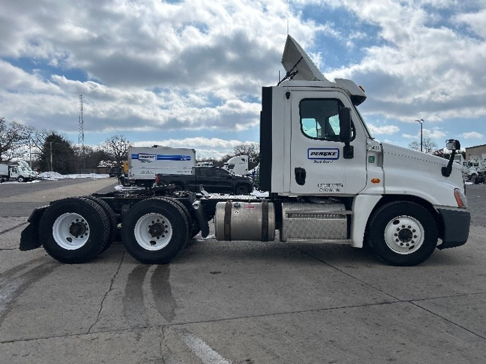 Day Cab Tractor-Heavy Duty Tractors-Freightliner-2019-Cascadia 12564ST-Elkhart-IN-249,621\n\t\tmiles-$ 43,500 - Image 9