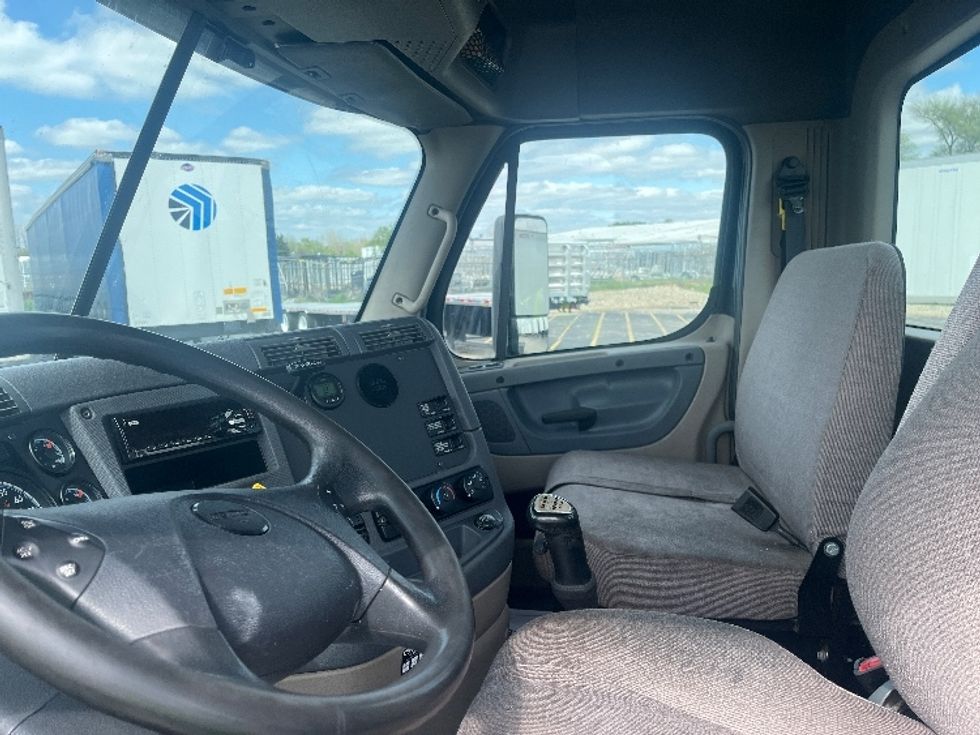 Day Cab Tractor-Heavy Duty Tractors-Freightliner-2019-Cascadia 12564ST-Elkhart-IN-250,989\n\t\tmiles-$ 42,000 - Image 10