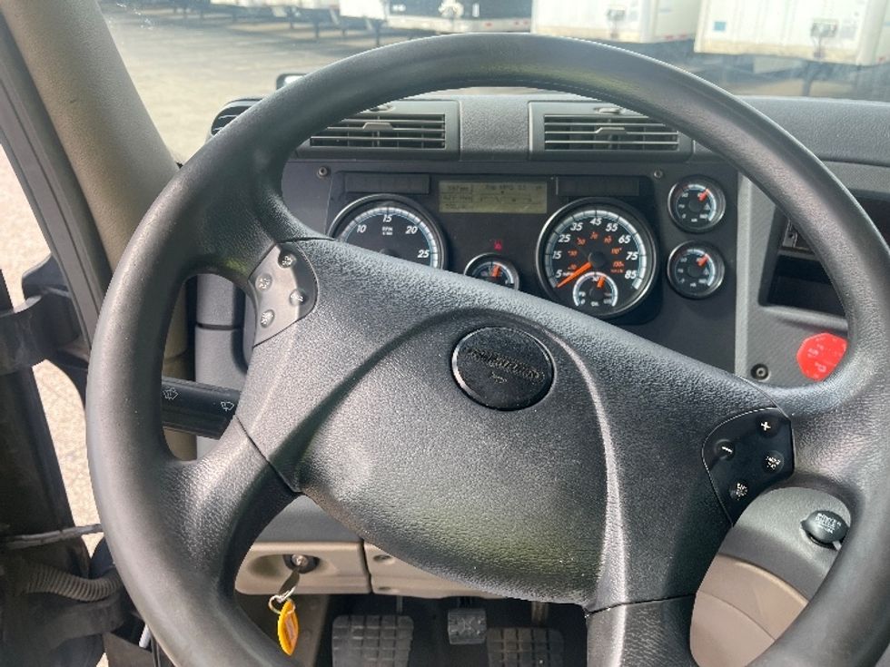 Day Cab Tractor-Heavy Duty Tractors-Freightliner-2019-Cascadia 12564ST-Elkhart-IN-250,989\n\t\tmiles-$ 42,000 - Image 11