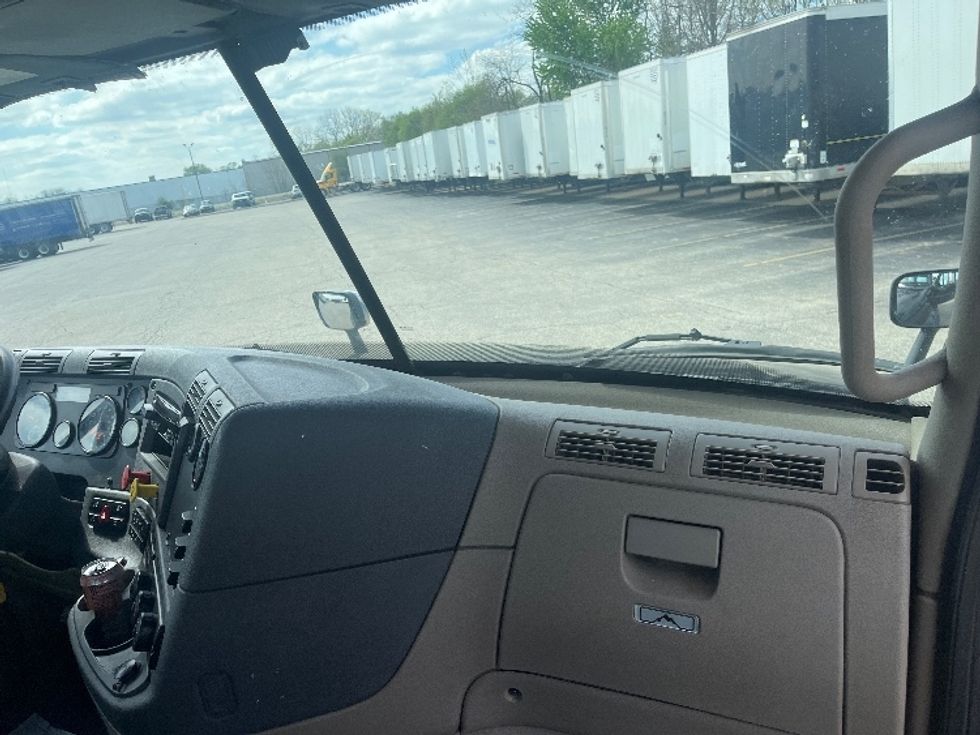 Day Cab Tractor-Heavy Duty Tractors-Freightliner-2019-Cascadia 12564ST-Elkhart-IN-250,989\n\t\tmiles-$ 42,000 - Image 13