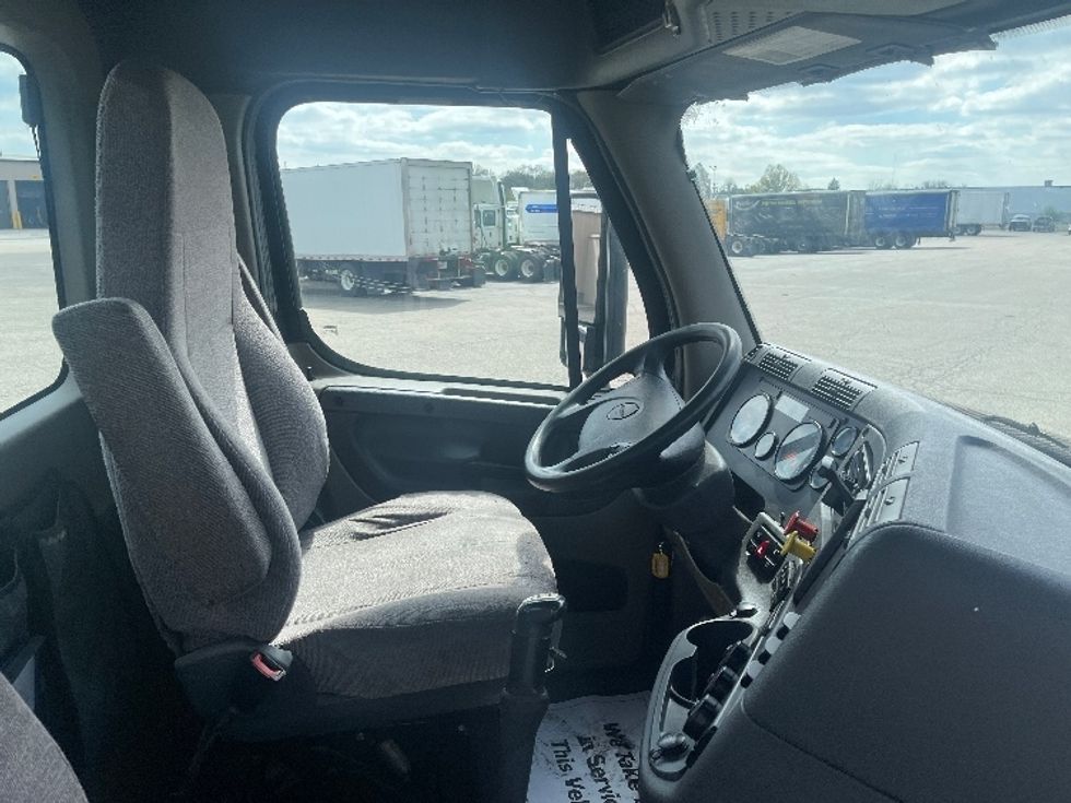 Day Cab Tractor-Heavy Duty Tractors-Freightliner-2019-Cascadia 12564ST-Elkhart-IN-250,989\n\t\tmiles-$ 42,000 - Image 14