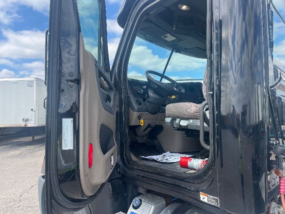 Day Cab Tractor-Heavy Duty Tractors-Freightliner-2019-Cascadia 12564ST-Elkhart-IN-250,989\n\t\tmiles-$ 42,000 - Image 9