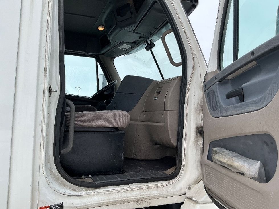 Day Cab Tractor-Heavy Duty Tractors-Freightliner-2019-Cascadia 12564ST-Elkhart-IN-275,486\n\t\tmiles-$ 42,250 - Image 12