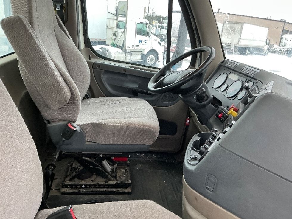 Day Cab Tractor-Heavy Duty Tractors-Freightliner-2019-Cascadia 12564ST-Elkhart-IN-275,486\n\t\tmiles-$ 42,250 - Image 14