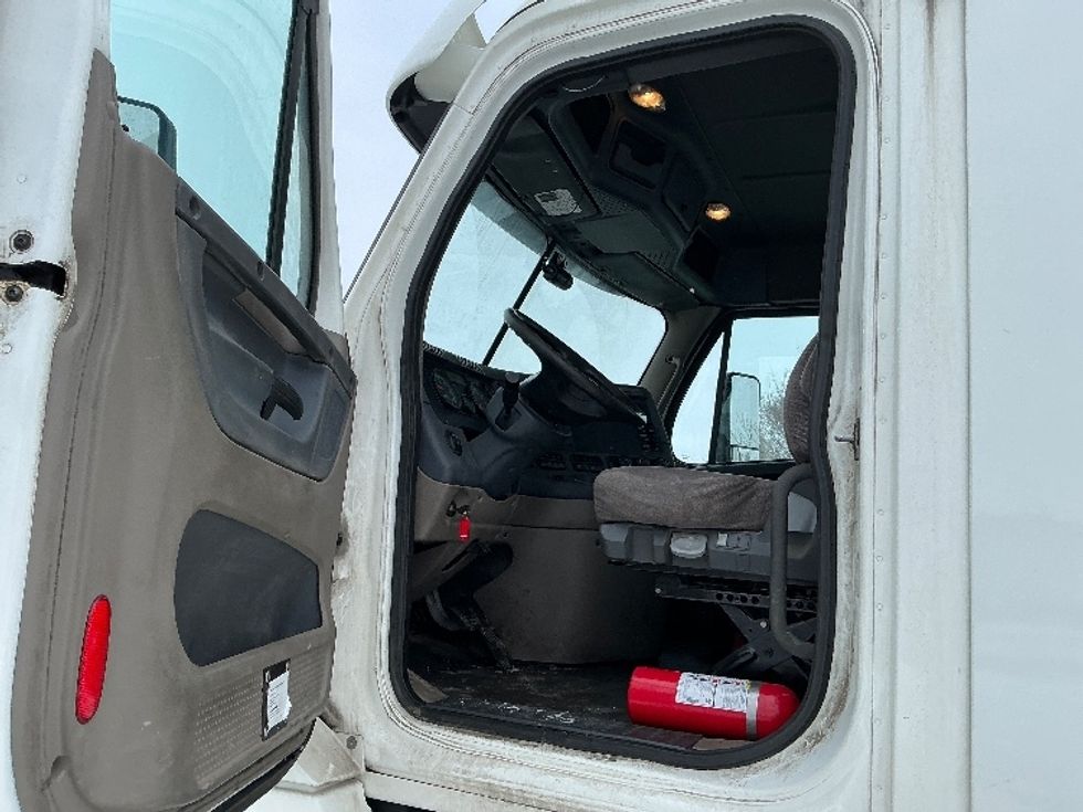 Day Cab Tractor-Heavy Duty Tractors-Freightliner-2019-Cascadia 12564ST-Elkhart-IN-275,486\n\t\tmiles-$ 42,250 - Image 9