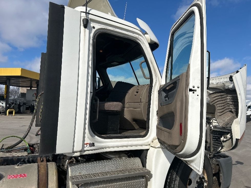 Day Cab Tractor-Heavy Duty Tractors-Freightliner-2019-Cascadia 12564ST-Elkhart-IN-283,967\n\t\tmiles-$ 42,000 - Image 12