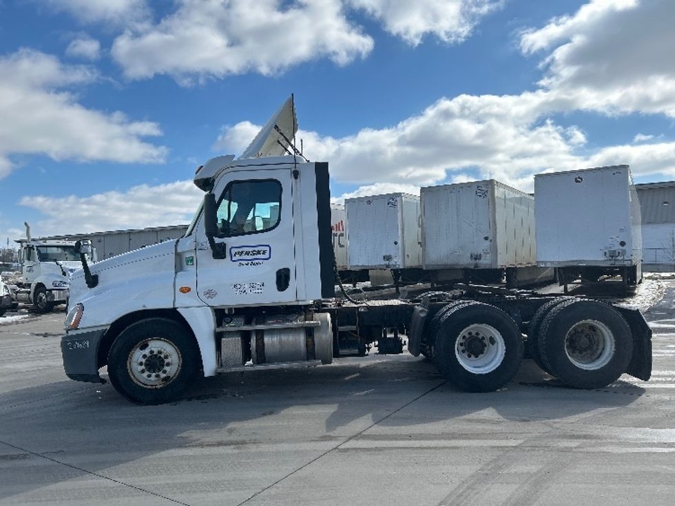 Day Cab Tractor-Heavy Duty Tractors-Freightliner-2019-Cascadia 12564ST-Elkhart-IN-283,967\n\t\tmiles-$ 42,000 - Image 4