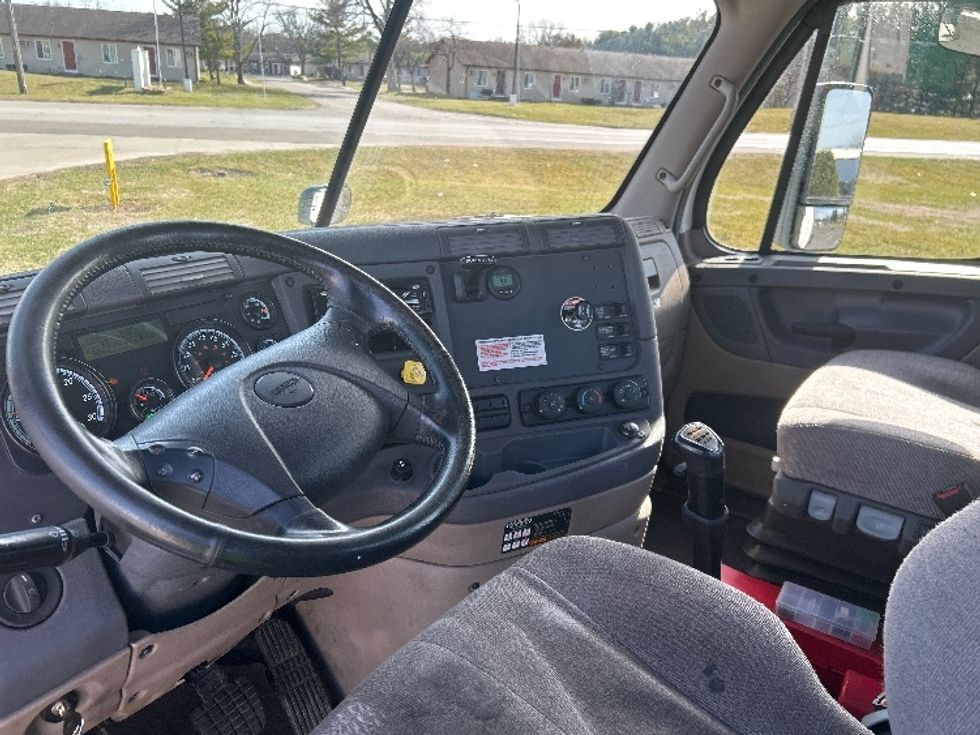 Day Cab Tractor-Heavy Duty Tractors-Freightliner-2019-Cascadia 12564ST-Elkhart-IN-285,027\n\t\tmiles-$ 42,500 - Image 10