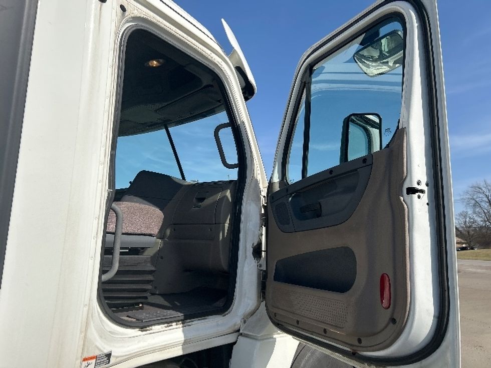 Day Cab Tractor-Heavy Duty Tractors-Freightliner-2019-Cascadia 12564ST-Elkhart-IN-285,027\n\t\tmiles-$ 42,500 - Image 12