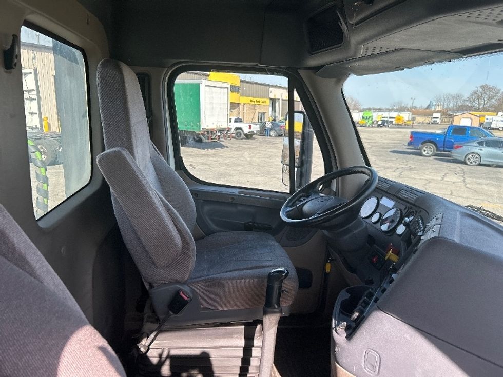 Day Cab Tractor-Heavy Duty Tractors-Freightliner-2019-Cascadia 12564ST-Elkhart-IN-285,027\n\t\tmiles-$ 42,500 - Image 14