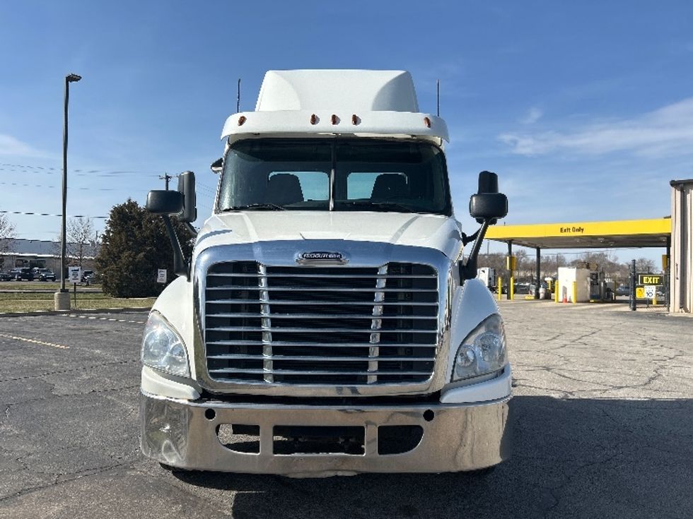 Day Cab Tractor-Heavy Duty Tractors-Freightliner-2019-Cascadia 12564ST-Elkhart-IN-285,027\n\t\tmiles-$ 42,500 - Image 2