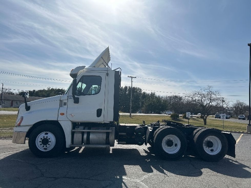 Day Cab Tractor-Heavy Duty Tractors-Freightliner-2019-Cascadia 12564ST-Elkhart-IN-285,027\n\t\tmiles-$ 42,500 - Image 4