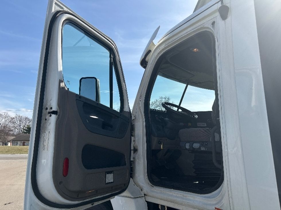 Day Cab Tractor-Heavy Duty Tractors-Freightliner-2019-Cascadia 12564ST-Elkhart-IN-285,027\n\t\tmiles-$ 42,500 - Image 9