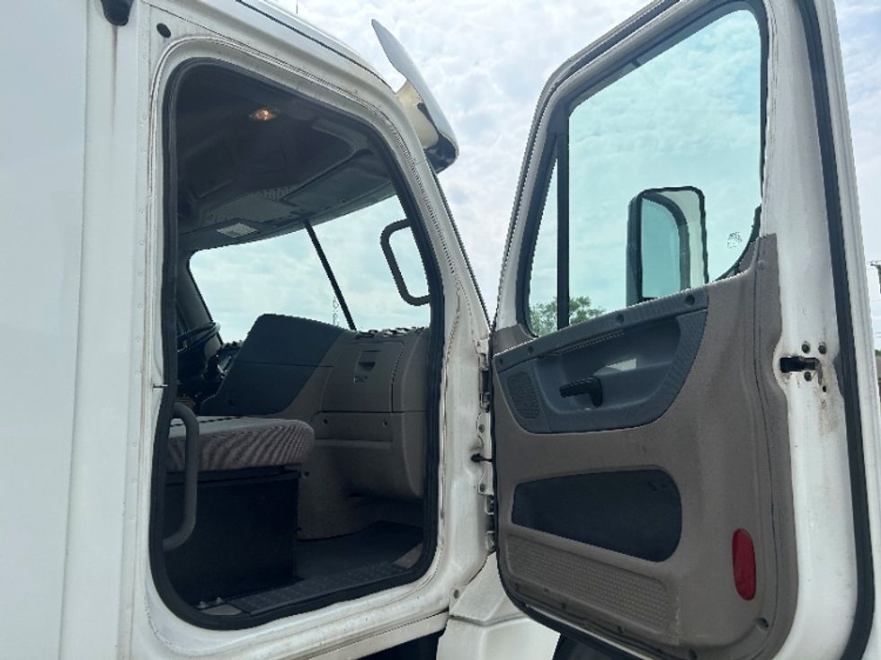 Day Cab Tractor-Heavy Duty Tractors-Freightliner-2019-Cascadia 12564ST-Elkhart-IN-286,396\n\t\tmiles-$ 36,750 - Image 12