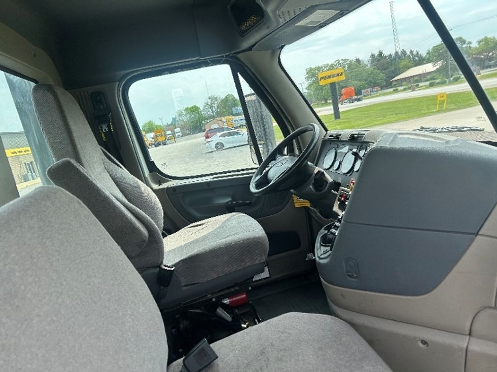 Day Cab Tractor-Heavy Duty Tractors-Freightliner-2019-Cascadia 12564ST-Elkhart-IN-286,396\n\t\tmiles-$ 36,750 - Image 14